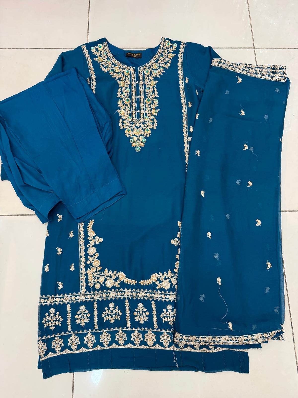 Teal beaded outfit EL0AG4