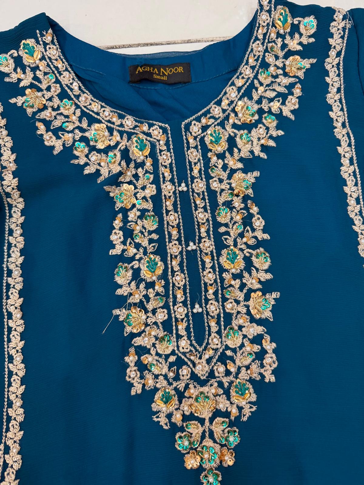 Teal beaded outfit EL0AG4